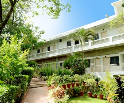 https://imgcld.yatra.com/ytimages/image/upload/t_hotel_yatra_city_desktop/v1438429750/Domestic Hotels/Hotels_Mount Abu/Hotel Rising Sun Retreat/Overview.jpg